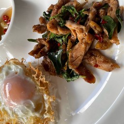 ข้าวกะเพราไก่สูตรโบราณ