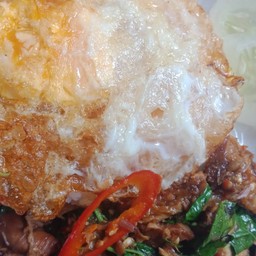 กระเพราเนื้อรวมหอมๆราดข้าวไข่ด่าวเด็ดๆ