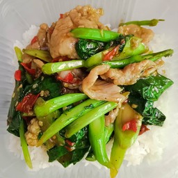 ผัดผักคะน้าราดข้าว