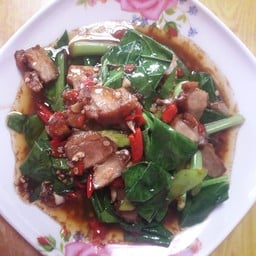 คะน้าหมูกรอบ(กับข้าว)
