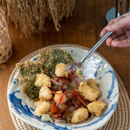 ยำส้มโอกุ้งทอด และ เบคอน