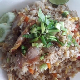 ข้าวผัดหมูกรอบ