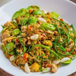 ข้าววุ้นเส้นผัดสามเกลอ