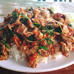 ข้าวกระเพราเนื้อชิ้น