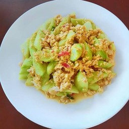 แตงกวาผัดไข่ (กับข้าว)