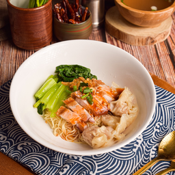 บะหมี่ เกี๊ยว หมูกรอบ