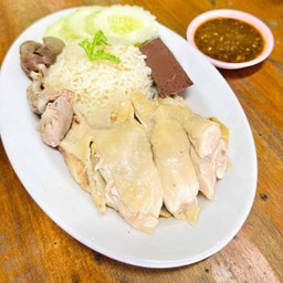 ข้าวมันไก่พิเศษเครื่องในและเนื้อ