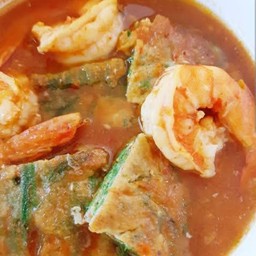 แกงส้มกุ้งชะอมไข่ (กับข้าว)