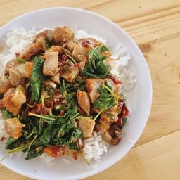 กระเพาหมูกรอบ (ราดข้าว)