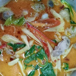 แกงเผ็ดไก่ใส่หน่อไม้ ( เป็นกับข้าว )