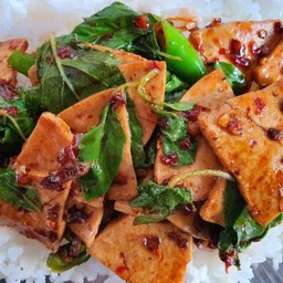 กะเพราหมูยอราดข้าว