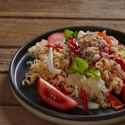 ยำมาม่าหมูสับหมูยอ