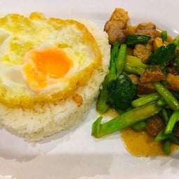 ข้าวคะน้าหมูกรอบ