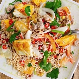 ยำมาม่าไข่ดาว