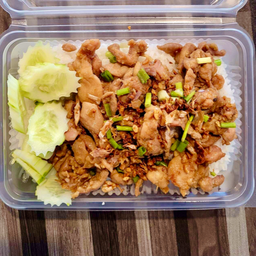 ไก่กระเทียม ราดข้าว