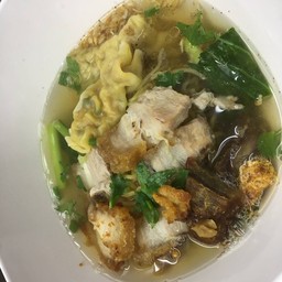 บะหมี่เกี๊ยวหมูกรอบ