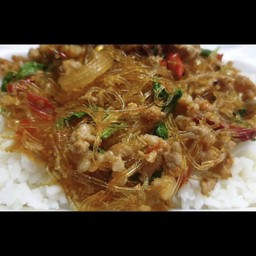 ข้าวกระเพราวุ้นเส้น