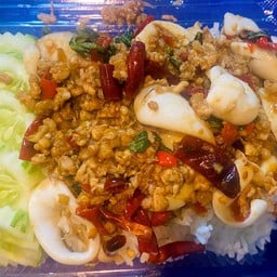 ข้าวผัดกะเพราหมูสับปลาหมึกแซ่บซ่าน