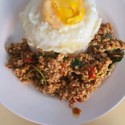 ข้าวกะเพราหมูสับฟรีไข่ดาว 1 ฟอง
