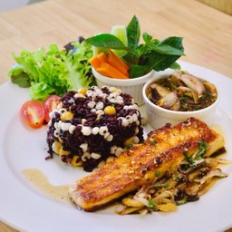 ข้าวธัญพืชลาบเห็ดราดปลาแซลมอน