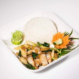 ผัดคะน้าหมูกรอบ