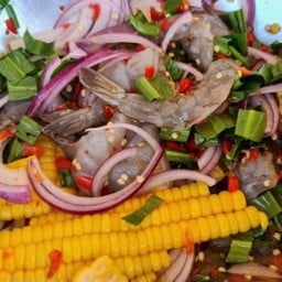 ยำข้าวโพดกุ้งสด