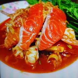 ยำแชลมอนทรงเครื่อง