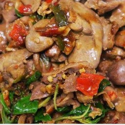 กระเพราเครื่องในไก่ (กับข้าว)