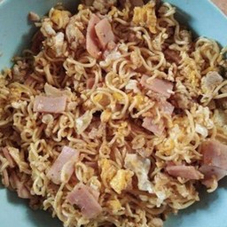 ผัดมาม่า หรือ ไวไว เบคอน(เบคอน+ไข่)