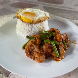 ผัดพริกแกงหมูราดข้าว