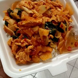 ข้าวพริกแกงไก่หนอไม้