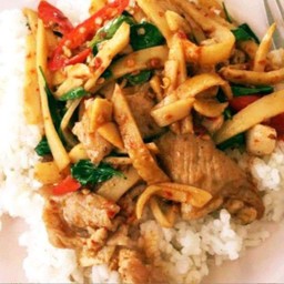 หมูชิ้นผัดพริกสดหน่อไม้{ราดข้าว}