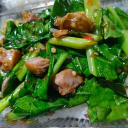 ข้าวราดคะน้าปลาอินทรีเค็ม