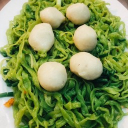 บะหมี่หยกลูกชิ้นปลา
