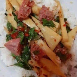 แหนมผัดพริกสดหน่อไม้