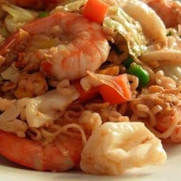 ผัดเส้นมาม่า หรือ ไวไวทะเล(กุ้ง+หมึก+หอย+ไข่)