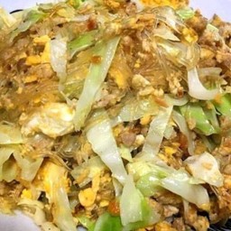 กะหล่ำผัดวุ้นเส้น+หมูสับ+ไข่  ราดข้าว