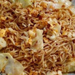 ผัดเส้นมาม่า หรือ ไวไวเบสิก(ไส้กรอก+หมูยอ+ไข่)