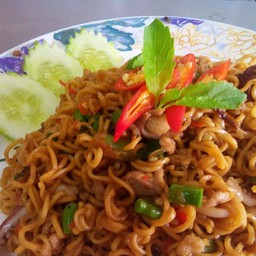 กะเพรามาม่าหมูสับ