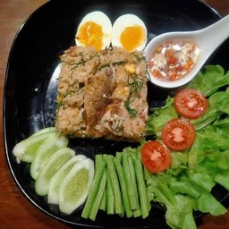 ข้าวผัดน้ำพริกปลาทูชะอม+ไข่ต้ม