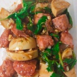 กระเพราหมูยอ+แหนม{ราดข้าว}