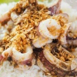 ปลาหมึกกระเทียม {ราดข้าว}