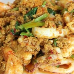 รวมเล(กุ้ง+หมึก+หอย)ผัดผงกระหรี่ ราดข้าว