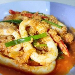 หมึกผัดผงกระหรี่ ราดข้าว