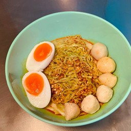 บะหมี่หยกต้มยำลูกชิ้นหมู+ไข่