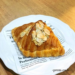 French Almond Croissant (อัลมอนด์ ครัวซองต์)