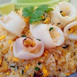 ข้าวผัดปลาหมึก