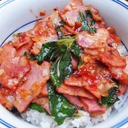 กระเพราเบคอน {ราดข้าว}