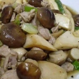 ผัดเห็ดออรินจิ+หมูชิ้น (ราดข้าว)