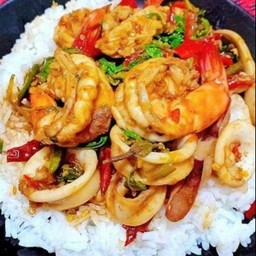 กระเพรารวมทะเล {ราดข้าว}กุ้ง+หมึก+หอย